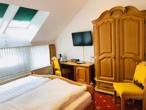 Una cama o camas en una habitación de Waldhaus Oelper
