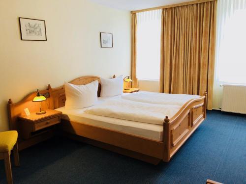 Una cama o camas en una habitación de Waldhaus Oelper