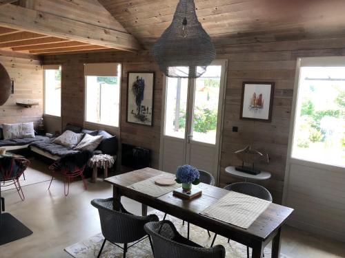 un salon avec une table et des chaises dans l'établissement Ker Hazhou, à Hédé