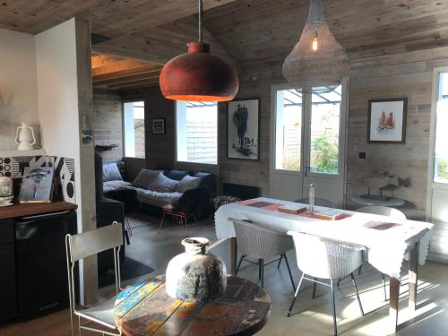 une cuisine et un salon avec une table et des chaises dans l'établissement Ker Hazhou, à Hédé