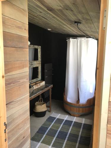 Cette chambre comprend un lit, un miroir et une fenêtre. dans l'établissement Ker Hazhou, à Hédé