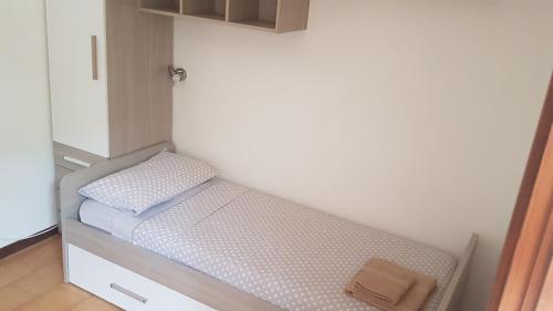 a small bedroom with a bed in a room at Mare a Santa Margherita in Pula