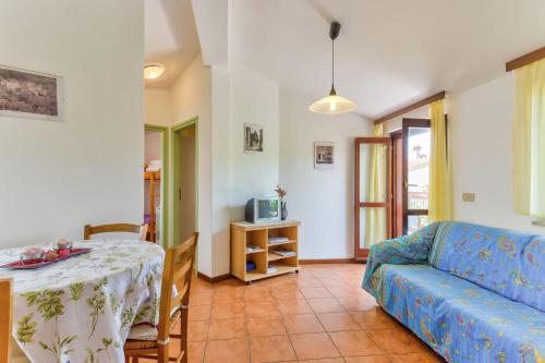 sala de estar con mesa y sofá en Apartments Redenta, en Vabriga