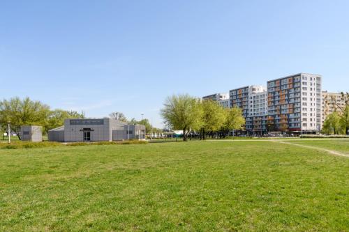 ワルシャワにあるLuxLux Apartments Coconutの背景の公園