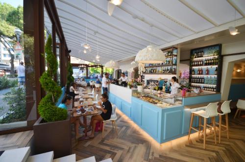 Un restaurante o sitio para comer en Olimpia Hotel & Aparthotel