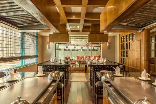 En restaurant eller et andet spisested på Mövenpick Grand Al Bustan