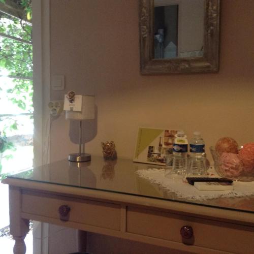 - un comptoir dans une salle avec une table et de la nourriture dans l'établissement Logis Hotel Restaurant Hostellerie de la Tour, à Fontvieille