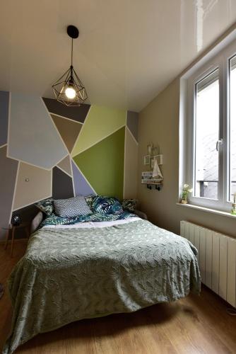 - une chambre dotée d'un lit avec un mur géométrique dans l'établissement COCOON BERCKOIS 250M DE LA PLAGE + WIFI + PARKING PUBLIC, à Berck-sur-Mer
