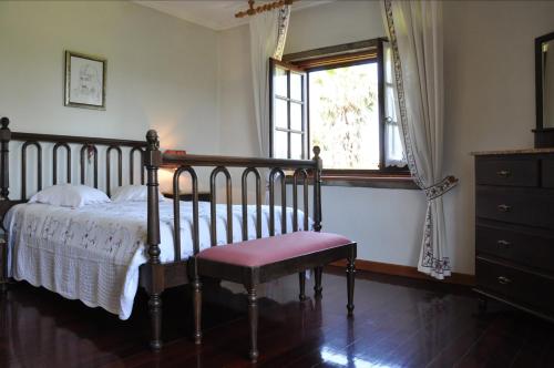 a bedroom with a bed and a window at Quintinha d´Avó in Vila de Prado