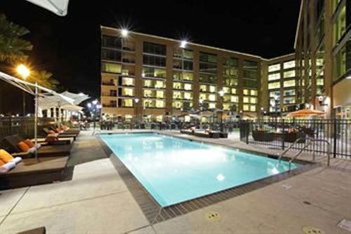 a swimming pool in front of a hotel at night at University Plaza Waterfront Hotel in Stockton