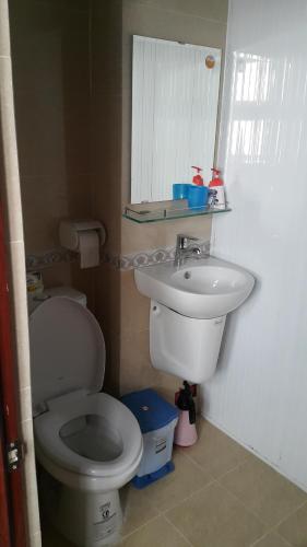 a bathroom with a toilet and a sink at Tomorrow Hostel Vũng Tàu - Tomorrow Homestay in Vung Tau