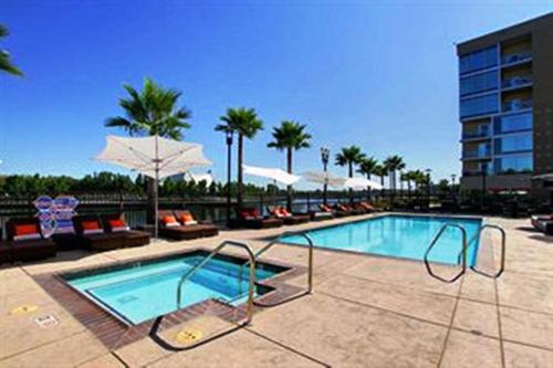 Swimming pool sa o malapit sa University Plaza Waterfront Hotel