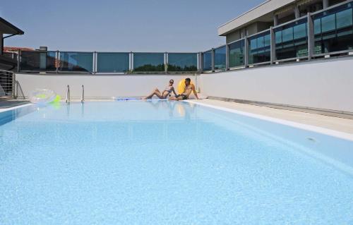Бассейн в Olimpia Hotel & Aparthotel или поблизости