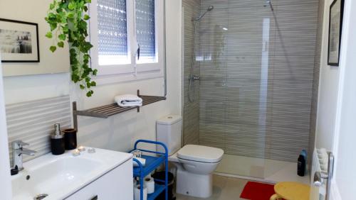 y baño con aseo, lavabo y ducha. en MARISOL SEAVIEW & BEACH - apartment, en Masnou
