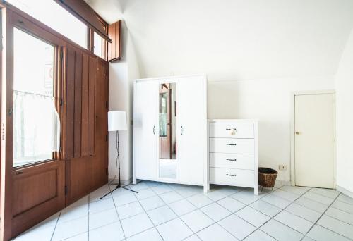 Zimmer mit großem Spiegel und Kommode in der Unterkunft Latte&Miele in Ragusa