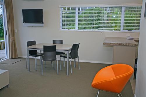 a dining room with a table and chairs at Taupo Debretts Spa Resort in Taupo
