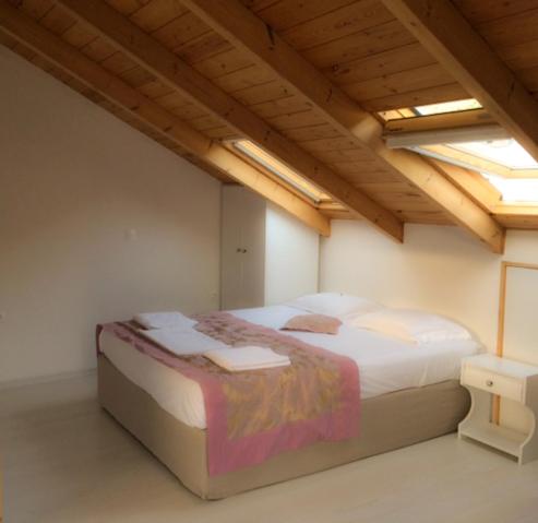 Un pat sau paturi într-o cameră la Yasemi Rooms