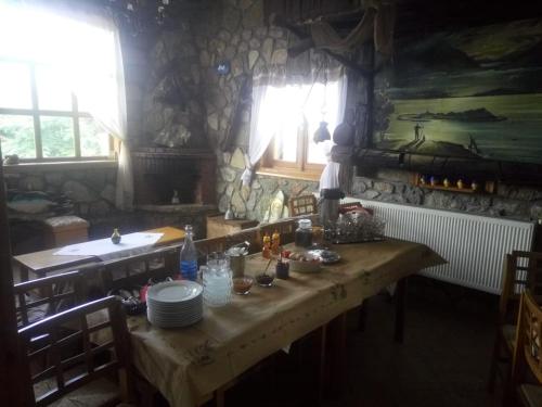 d'une cuisine avec une table et des plaques de cuisson. dans l'établissement Agios Achillios, à Agios Achillios