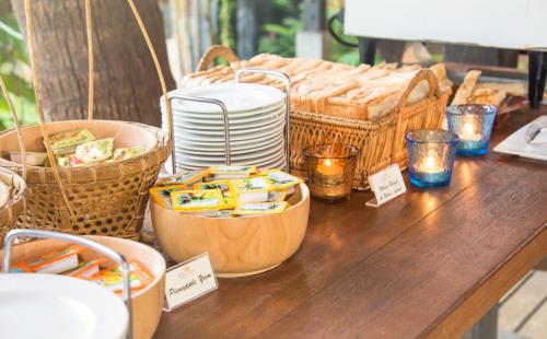 een tafel met manden, borden en kaarsen erop bij Islanda Hideaway Resort in Krabi town
