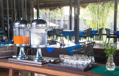 een blender bovenop een tafel met glazen bij Islanda Hideaway Resort in Krabi town