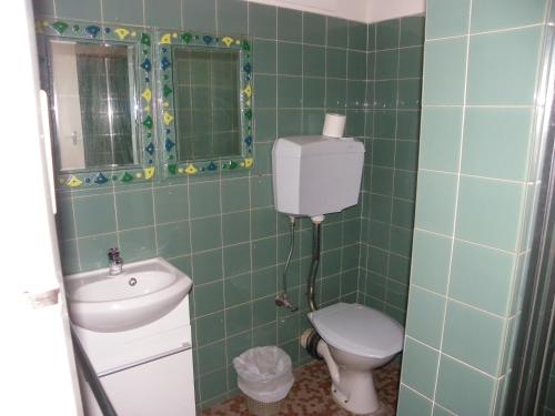A bathroom at Palms Motel Footscray