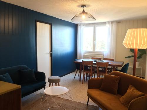 アヴィニョンにあるLe 82 Appartementの青い壁のリビングルーム(テーブル、椅子付)