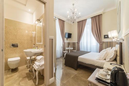 una camera d'albergo con letto, lavandino e bagno di Le Chiavi di Roma a Roma