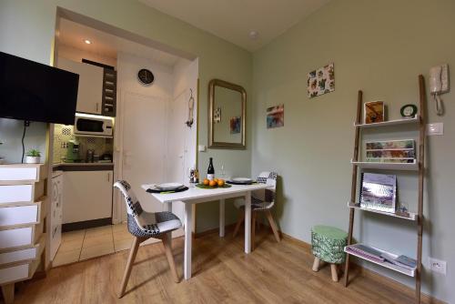 une cuisine avec une table et des chaises dans une pièce dans l'établissement COCOON BERCKOIS 250M DE LA PLAGE + WIFI + PARKING PUBLIC, à Berck-sur-Mer