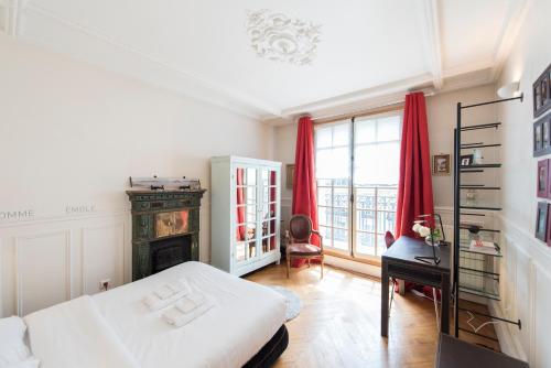 une chambre avec un lit, un bureau et une fenêtre dans l'établissement Veeve - Musical retreat in the 15th, à Paris