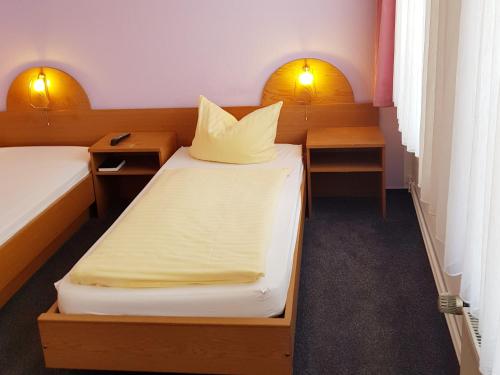 Krevet ili kreveti u jedinici u objektu Hotel-Cafe am Rathaus