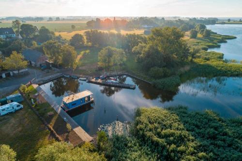 una vista aérea de un río con un barco en él en Hafenresort Karnin, en Karnin