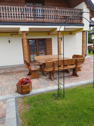 Κήπος έξω από το Apartamenty Białowieża