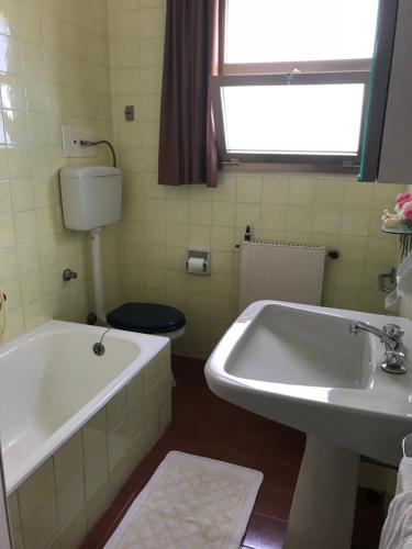 La salle de bains est pourvue d'une baignoire, d'un lavabo et de toilettes. dans l'établissement Appartamento con super vista sul mare, à Arenzano