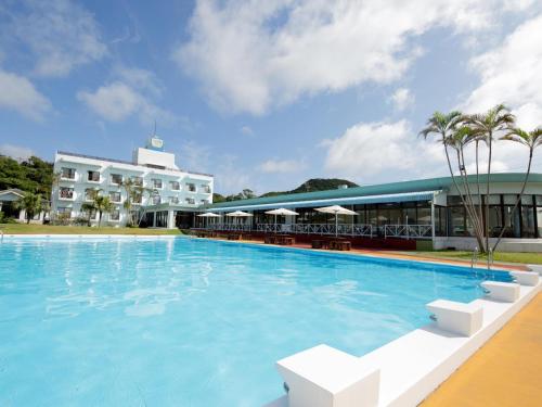 a large swimming pool in front of a hotel at Hotel Caretta in Tatsugo