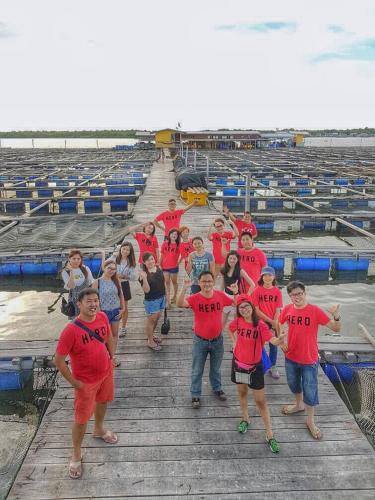 a group of children in red shirts standing on a bleachers at 幸福轩&幸福一家民宿 Happiness Family Homestay in Bagan Pulau Ketam