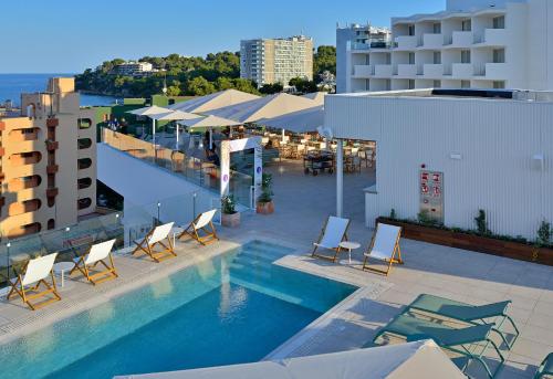 an overhead view of a swimming pool at a hotel at INNSiDE by Meliá Calviá Beach in Magaluf