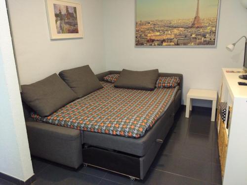 - un petit lit dans une chambre avec une petite table dans l'établissement Apartamento Cantabrico, à Cadix