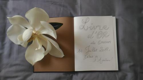 a book with a white flower on the cover at Location Chambre Sare Larhun Zola 2022 in Sare