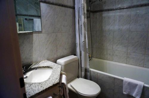 アローザにあるParadies 026のバスルーム(トイレ、洗面台、バスタブ付)