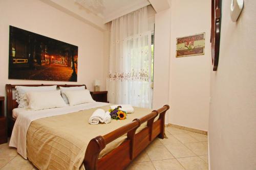 sypialnia z łóżkiem i dużym oknem w obiekcie Giannis Apartment w mieście Kawala