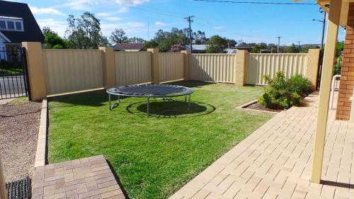 a small backyard with a table in the grass at The Garden House in Tamworth