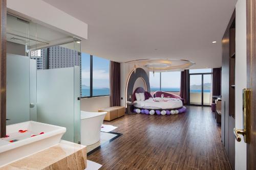 La salle de bains est pourvue d'un lit et d'une baignoire. dans l'établissement V Hotel Nha Trang, à Nha Trang