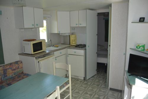 Η κουζίνα ή μικρή κουζίνα στο mobil home du houx