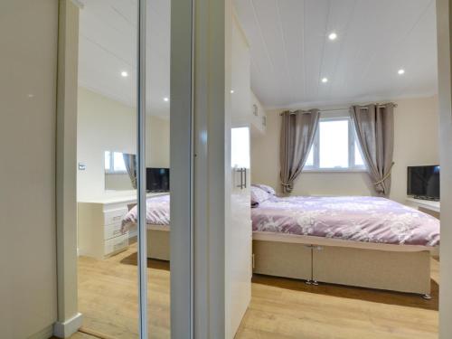 sypialnia z łóżkiem i oknem w obiekcie Cackle hill lakes w mieście Biddenden