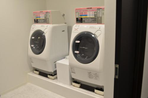 a washing machine and a dryer in a room at Shizutetsu Hotel Prezio Numazu in Numazu