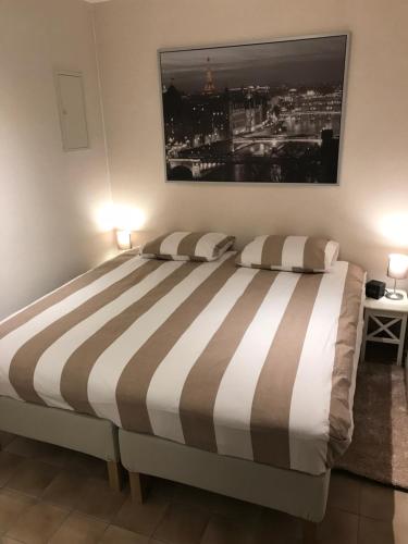 een slaapkamer met een bed met een foto aan de muur bij Marie-Alice in Nieuwpoort