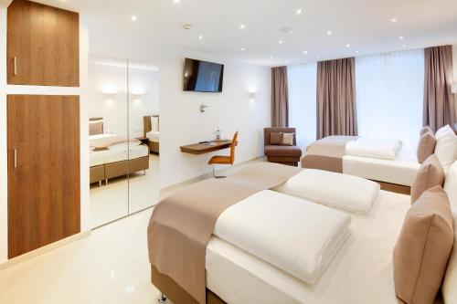 Postel nebo postele na pokoji v ubytování Hotel Füssen