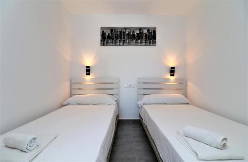 ベニドルムにあるBermudas 313の白い壁の客室内のベッド2台