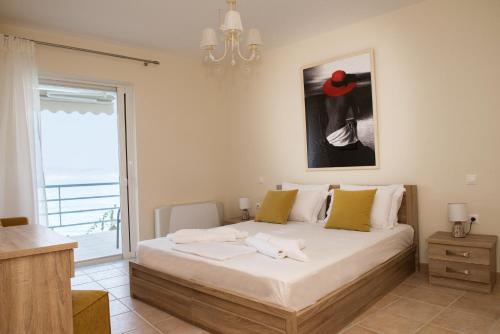 Кровать или кровати в номере Kiveri Luxurious Seaside Apartment