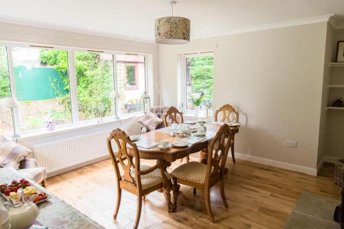 een eetkamer met een tafel en stoelen bij The Forge Bed & Breakfast in Auchterarder